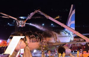 “앞 비행기 이륙 지연 대기 중 불 나”… 이륙 후 라면 가슴 쓸어내린 승객들