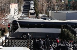 저항 없이 尹체포에 길 터준 경호처… 1·2·3차 저지선 순조롭게 통과