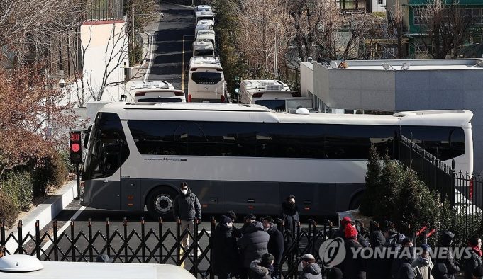 저항 없이 尹체포에 길 터준 경호처… 1·2·3차 저지선 순조롭게 통과