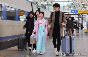 고향가는 길 추위 속 ‘눈 폭탄’…길게는 설날까지 이어져