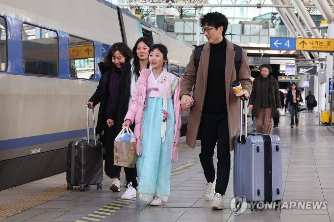 고향가는 길 추위 속 ‘눈 폭탄’…길게는 설날까지 이어져