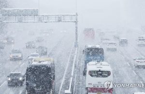 설 하루 앞두고 폭설·강풍에 자카르타·발리행 지연 출항