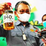 에너지광물자원부-담당국장은-B40-바이오디젤-견본을-선보이고-있다.-2022.7.22