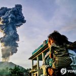 인도네시아 북말루쿠주 두오노 마을에서 바라본 이부 화산의 모습. 2025.1.15