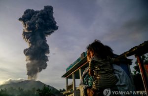 이부화산 분화·4㎞ 높이 화산재…주민 대피령