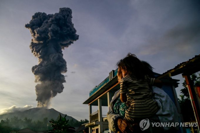 이부화산 분화·4㎞ 높이 화산재…주민 대피령