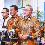 줄키플리 하산 식량조정부 장관은 자카르타 대통령궁에서 열린 식량정책 관련 비공개 회의 후 기자회견. (2024년 12월 30일. 사진 국무부)