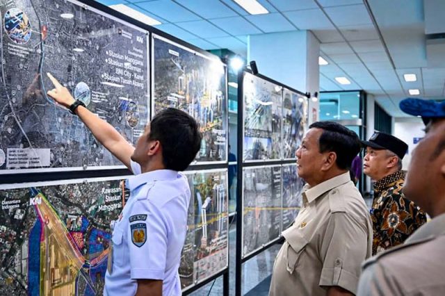 프라보워 수비안토 대통령은 2025년 11월 4일 자카르타 시민들의 이동성의 핵심인 대중교통 서비스를 직접 시찰하기 위해 망가라이 역 방문