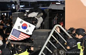 과격행동 거듭하는 ‘디시의 청년들’…한국판 ‘재특회’ 꿈꾸나