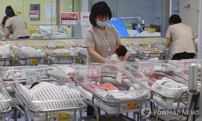 9년만에 아이울음 커졌다…’0.7명대’ 합계출산율도 반등