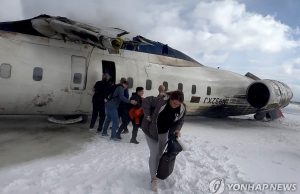 美여객기 불타고 뒤집혔는데… ‘사망 0명 기적’ 어떻게 가능했나