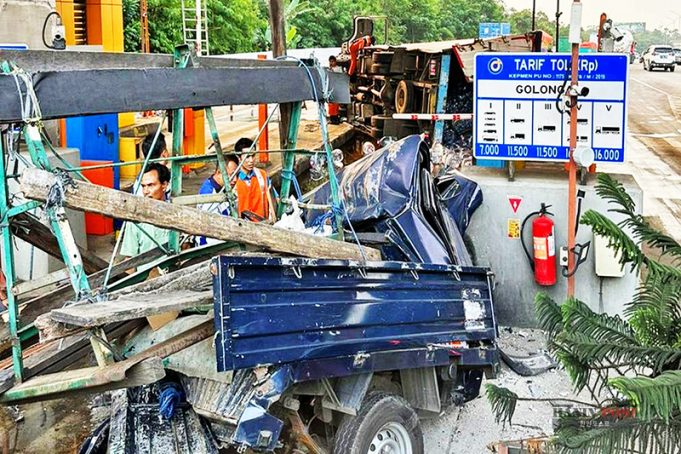 화물트럭, 톨 찌아위 요금소 덮쳐 8명 사망 11명 부상