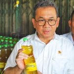 ▲부디 산토소 무역부 장관 포장 식용유 ‘Minyakita’ 점검. 2025.3.11