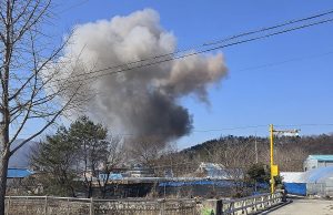 전투기 2대 폭탄 8발 민가 오폭 15명 부상… “마을 쑥대밭”