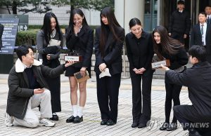 뉴진스, 활동 잠정 중단… 홍콩 공연서 “법원 결정 준수해 활동 멈추겠다”