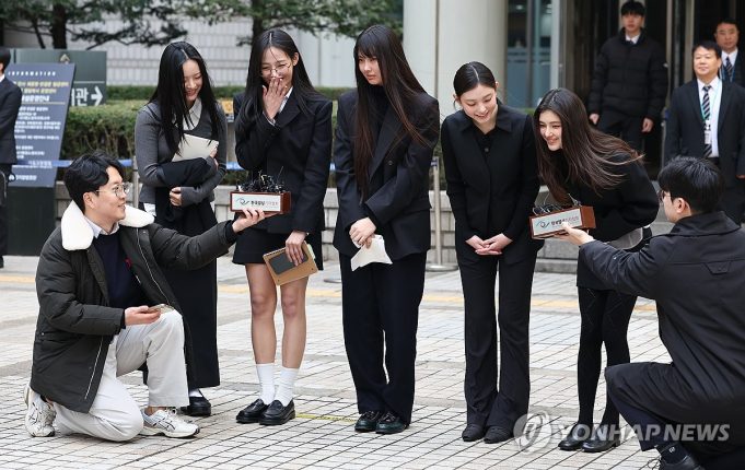 뉴진스, 활동 잠정 중단… 홍콩 공연서 “법원 결정 준수해 활동 멈추겠다”