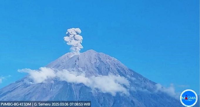 스메루 산 분화, 분화구 기둥 정상 위 1,100미터 도달