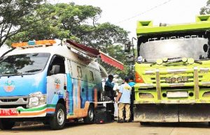 흙 실은 덤프트럭 전복… 톨게이트서 일본인 사망