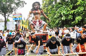 발리 녜삐 축제의 오고오고 행렬
