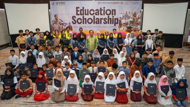 ▲제12회 장학금 수여식에서 전장열 회장과 장학생 단체 사진. 2025.4.24