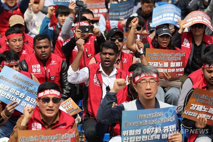노동절 앞두고 이주노동자들 서울 도심 집회… 요구사항 발표