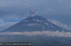 스메루 화산, 하루 5차례 분화… 당국 “주민 경계 태세 유지”