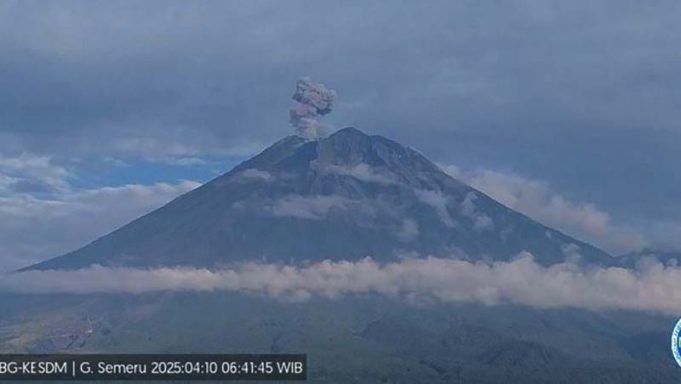 스메루 화산, 하루 5차례 분화… 당국 “주민 경계 태세 유지”