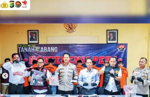 보고르서 230억 루피아 달러 위조지폐 인쇄소 적발