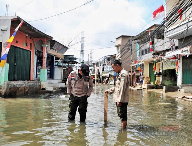 해수범람으로 침수된 북부 자카르타 지역