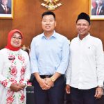 ▲장갑 제조사 PT JJG Spotec Indo대표와 끄부멘 군수