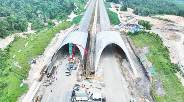 야생동물 보호를 위한 대규모 생태계 다리 건설. Foto . Waskita Karya