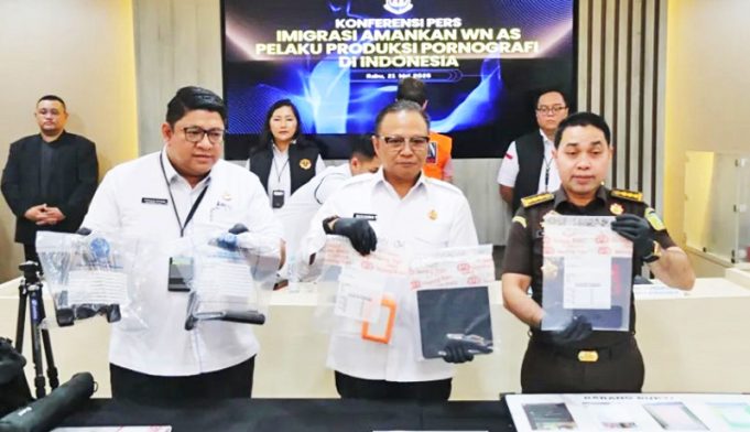 이민국, 포르노 유포 혐의로 외국인 체포