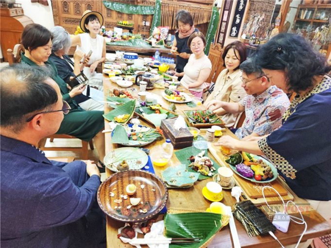 자카르타에서 피어난 푸놀치