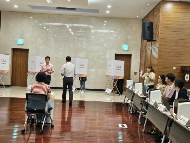 제21대 대통령 선거에서 인도네시아 동포들이 주인도네시아 한국대사관 투표소에서 투표하고 있다. 사진 한인뉴스 제공. 2025.5.20