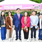 젤다 우란 카르티카 주한 인도네시아 대사관 대사대리는 국립민속박물관 장상훈 관장, 직원과 어린이날 기념 촬영. 2025.5.5. 사진 외교부