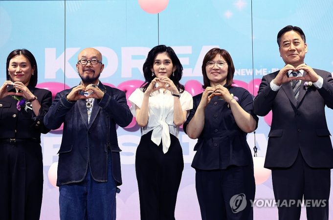 K-뷰티 ‘코리아뷰티페스티벌’ 개막…”서울 곳곳서 외국인 K-뷰티체험 할인행사”