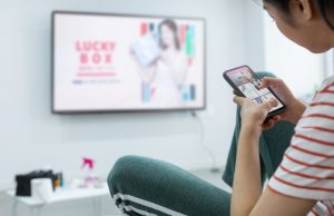 “하루 7.5시간 스크린 앞에··· “인도네시아, 비판적 사고 위기 경고”