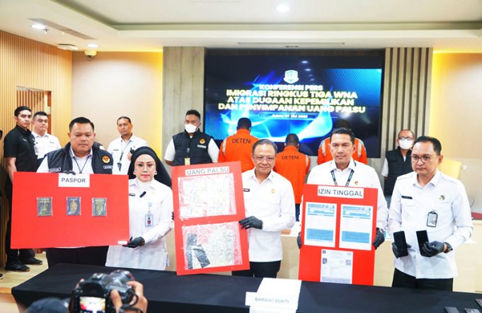 서부 자카르타 이민국, 위조지폐 소지 및 거주 허가 위반 혐의 외국인 3명 체포