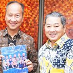 아구스 구미왕 카르타사스미타 산업부 장관 Menteri Perindustrian Agus Gumiwang Kartasasmita (사진 왼쪽)