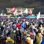 작년 12월 5일, 비상계엄 선포이후 국회의사당에 모인 국민들