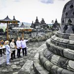 프라보워 수비안토 대통령은 에마뉘엘 마크롱 프랑스 대통령 부부에게 보로부두르 사원을 안내하고 있다. 2025.5.29.사진 BPMI Setpres