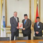 프랑스 파리에서 열린 2025년 OECD 각료이사회에서 아일랑가 하르타르토 경제조정장관이 마티아스 코먼 OECD 사무총장