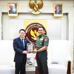 뜨리 부디 우토모 인니 국방부 사무차관과 박수덕 주 인니 대사 대리. 2025.7.15