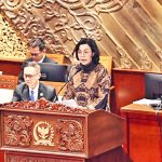 사진, 스리 물야니 인드라와티 인도네시아 재무장관이 국회에서 국가 자산 현황을 보고하는 모습 (자료 사진)