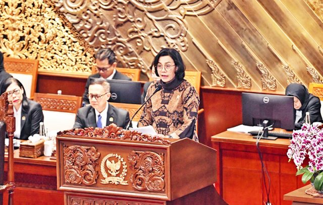 사진, 스리 물야니 인드라와티 인도네시아 재무장관이 국회에서 국가 자산 현황을 보고하는 모습 (자료 사진)
