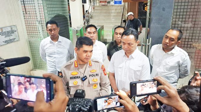 서부 자와 경찰, 싱가포르행 영아 인신매매 국제 조직 검거…12명 체포, 6명 구조