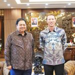 아일랑가 하르타르토 경제조정부 장관은 7월 1일 경제조정부 청사에서 웨이드 플로이드 엑손모빌 인도네시아 법인 대표(CEO)를 만나고 있다. 사진 경제조정부