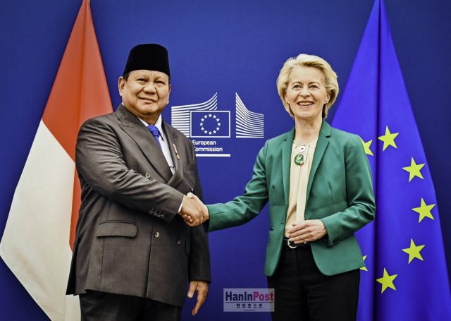 프라보워 수비안토 대통령은 7월 13일 벨기에 브뤼셀의 유럽연합 본부에서 유럽연합 집행위원회 위원장 우르줄라 폰 데어 라이엔을 만나고 있다. (사진 BPMI Setpres)