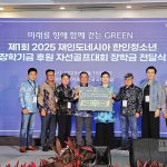 김종헌 한인회장은 김경국 자카르타한국국제학교 재단이사장과 이선아 교장에게 8억 루피아의 장학금을 전달하고 있다. 2025.8.15. 사진 한인회