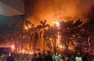 전국 뒤흔든 ‘8·29 금요 시위’, 폭동으로 번져… 마카사르 의회 방화로 3명 사망